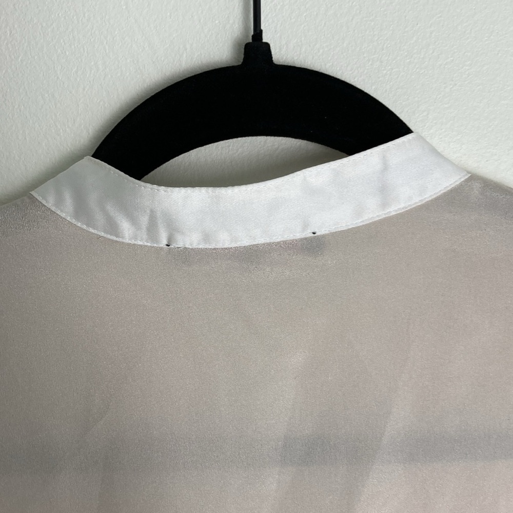 Violet & Claire V-Neck Blouse Women’s Size Small Sheer Champagne and White - Picture 6 of 6